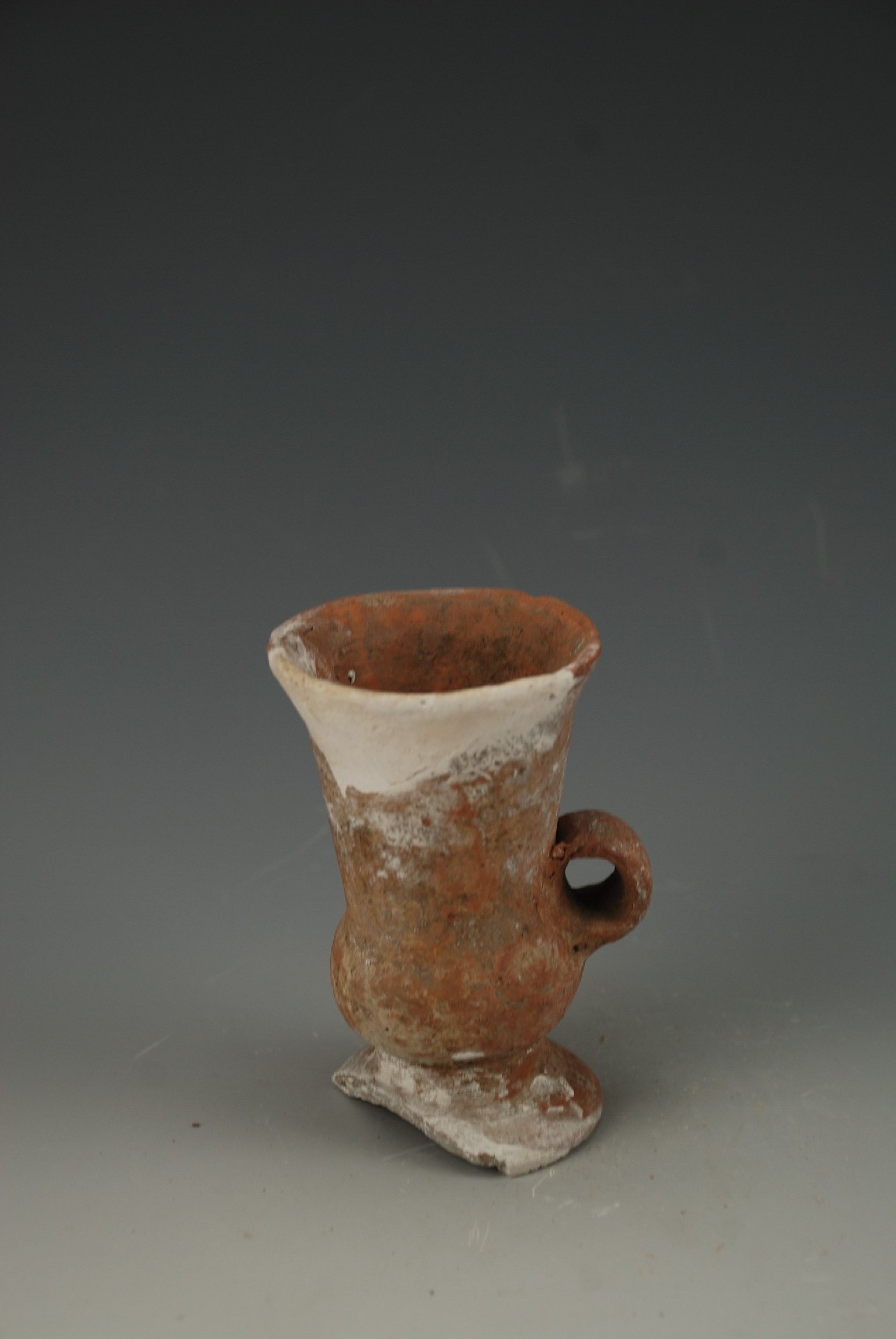 新石器时代大汶口文化红褐陶指环单把杯