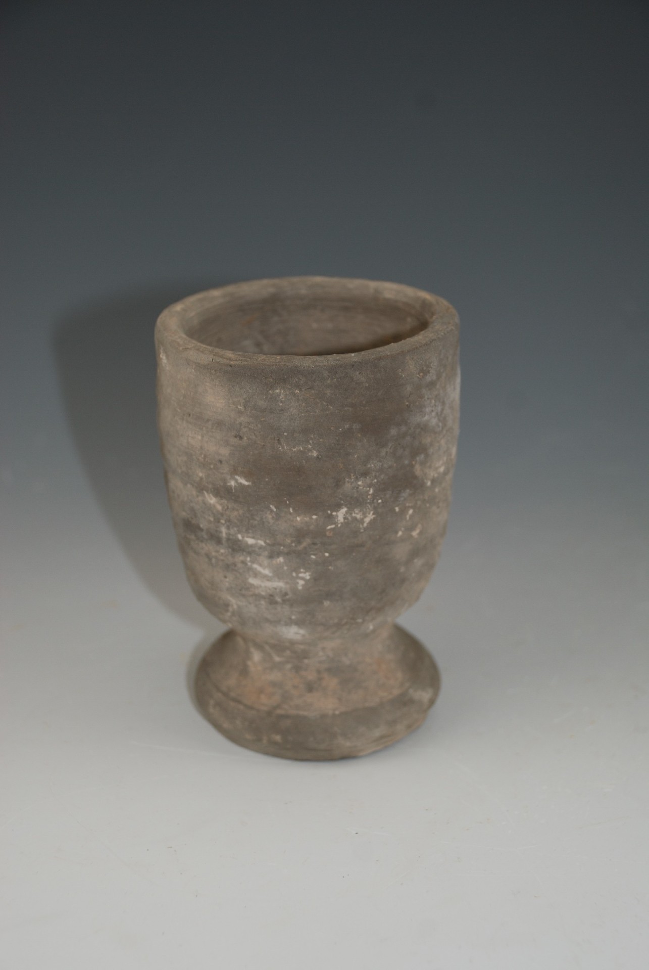 汉灰陶杯