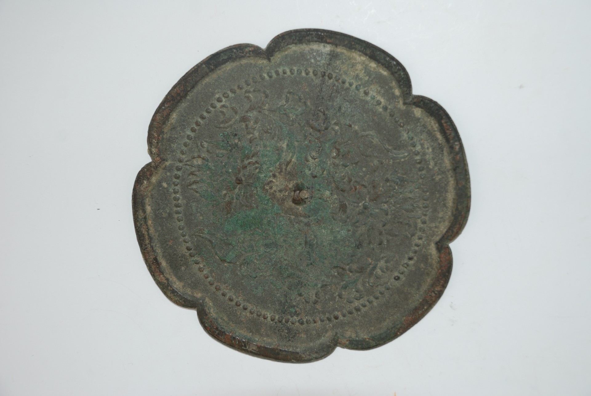 金六菱缠枝花纹铜镜