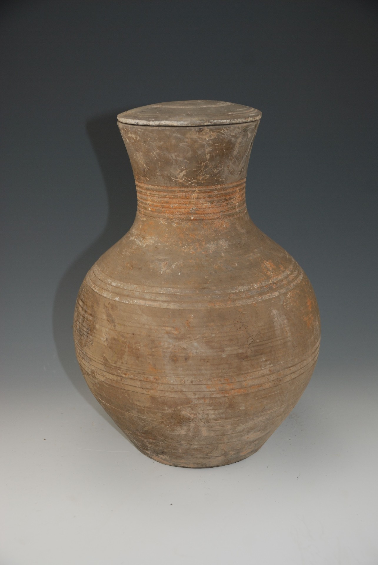 东周弦纹喇叭口彩陶壶