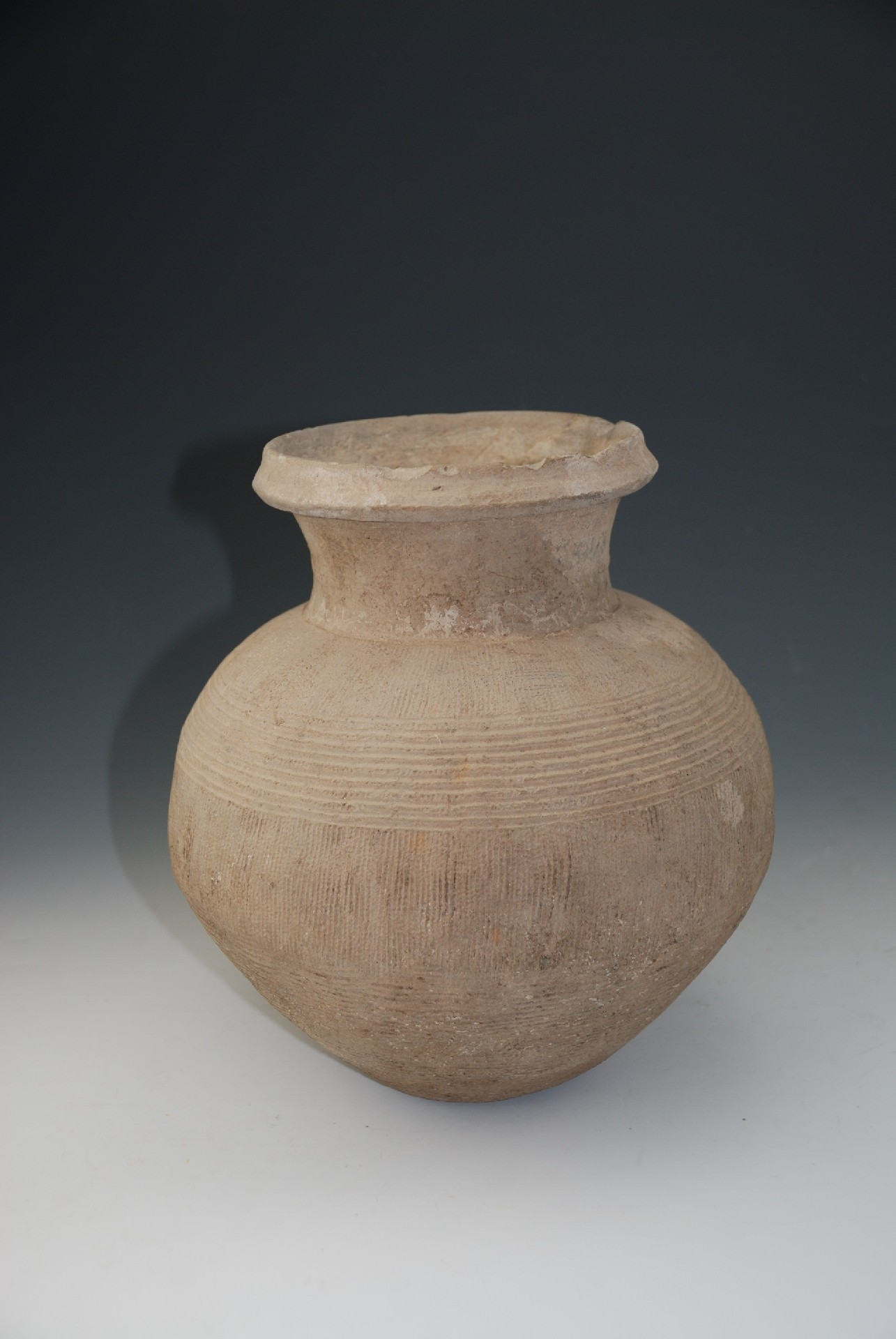 汉弦纹侈口灰陶罐