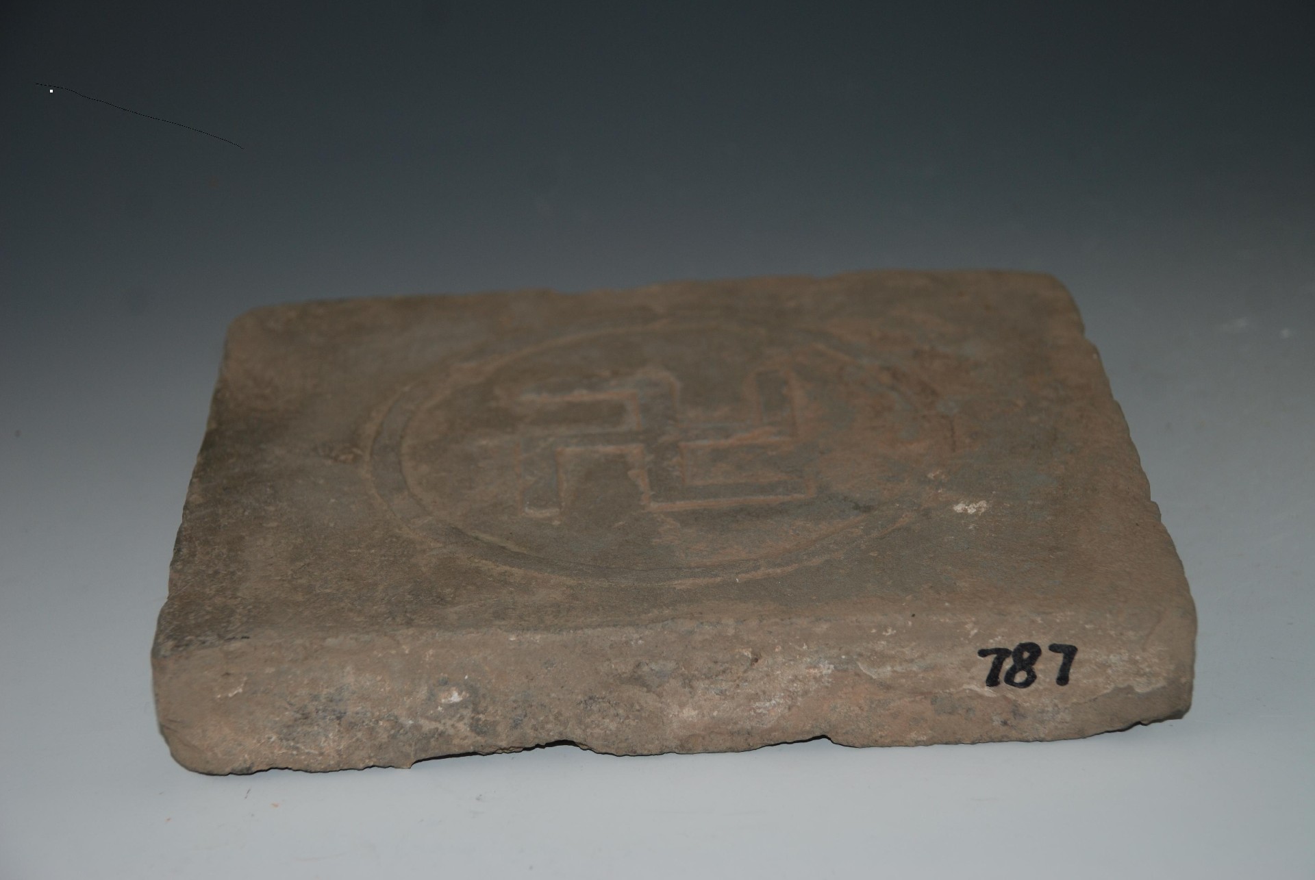 唐“万”字纹建筑构件